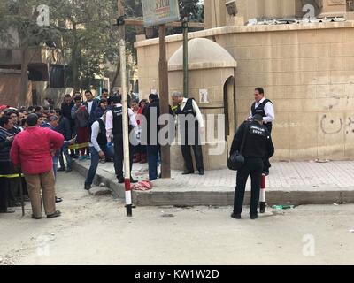 Il Cairo. 29 Dic, 2017. Poliziotti egiziani ispezionare la chiesa sito di attacco del Cairo in Egitto il 29 dicembre 2017. Almeno due poliziotti e tre civili e un militante sono stati uccisi in una sparatoria al di fuori di una chiesa a sud del Cairo il venerdì, stato-media riportati. Credito: Ahmed Gomaa/Xinhua/Alamy Live News Foto Stock