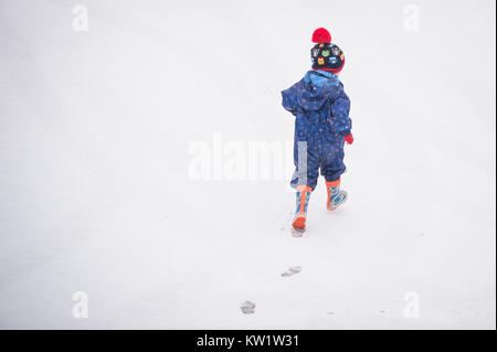 Mossley, UK. 29 Dic, 2017. Tre anni di Luca Wilkinson gioca nella neve in Pennine villaggio di Mossley, Greater Manchester venerdì 29 dicembre 2017. Credito: Matthew Wilkinson/Alamy Live News Foto Stock