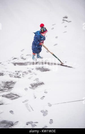 Mossley, UK. 29 Dic, 2017. Tre anni di Luca Wilkinson gioca nella neve in Pennine villaggio di Mossley, Greater Manchester venerdì 29 dicembre 2017. Credito: Matthew Wilkinson/Alamy Live News Foto Stock