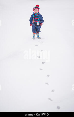 Mossley, UK. 29 Dic, 2017. Tre anni di Luca Wilkinson gioca nella neve in Pennine villaggio di Mossley, Greater Manchester venerdì 29 dicembre 2017. Credito: Matthew Wilkinson/Alamy Live News Foto Stock