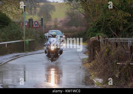 Northamptonshire, 29 dicembre 2017, meteo. Il fiume Nene traboccante su Station rd da mulini bianco Mariana, tra Earls Barton e Grendon causato dalla forte pioggia durante la notte, strada chiusa segni. Credito: Keith J Smith./Alamy Live News Foto Stock