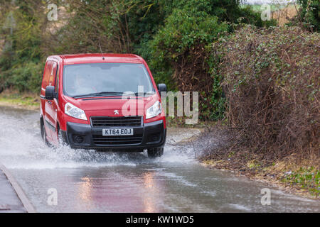 Northamptonshire, 29 dicembre 2017, meteo. Il fiume Nene traboccante su Station rd da mulini bianco Mariana, tra Earls Barton e Grendon causato dalla forte pioggia durante la notte, strada chiusa segni. Credito: Keith J Smith./Alamy Live News Foto Stock