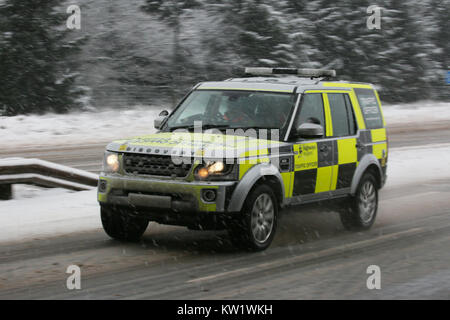 Saddleworth, UK. 29 Dic, 2017. Gli ufficiali del traffico di guida attraverso la neve allo svincolo 22 della M62, Saddleworth, 29 dicembre, 2017 (C)Barbara Cook/Alamy Live News Foto Stock