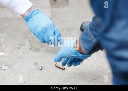 Il Cairo. 29 Dic, 2017. Poliziotti egiziani raccogliere bossoli presso la chiesa sito di attacco del Cairo in Egitto il 29 dicembre 2017. Almeno dieci persone sono state uccise in una sparatoria al di fuori di una chiesa a sud del Cairo il venerdì, stato-media riportati. Credito: Ahmed Gomaa/Xinhua/Alamy Live News Foto Stock
