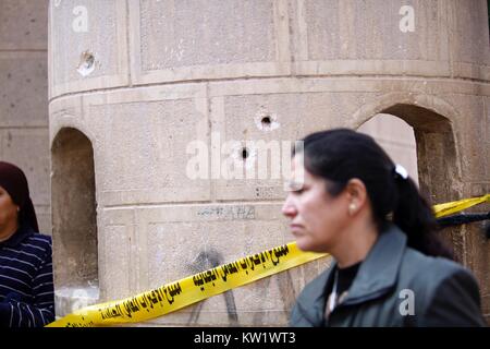 Il Cairo. 29 Dic, 2017. Fori di proiettile sono visibili su una parete in corrispondenza della chiesa sito di attacco del Cairo in Egitto il 29 dicembre 2017. Almeno dieci persone sono state uccise in una sparatoria al di fuori di una chiesa a sud del Cairo il venerdì, stato-media riportati. Credito: Ahmed Gomaa/Xinhua/Alamy Live News Foto Stock