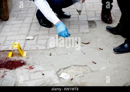 Il Cairo. 29 Dic, 2017. Poliziotti egiziani ispezionare la chiesa sito di attacco del Cairo in Egitto il 29 dicembre 2017. Almeno dieci persone sono state uccise in una sparatoria al di fuori di una chiesa a sud del Cairo il venerdì, stato-media riportati. Credito: Ahmed Gomaa/Xinhua/Alamy Live News Foto Stock