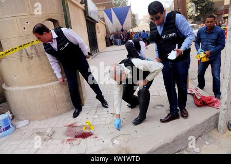 Il Cairo. 29 Dic, 2017. Poliziotti egiziani ispezionare la chiesa sito di attacco del Cairo in Egitto il 29 dicembre 2017. Almeno dieci persone sono state uccise in una sparatoria al di fuori di una chiesa a sud del Cairo il venerdì, stato-media riportati. Credito: Ahmed Gomaa/Xinhua/Alamy Live News Foto Stock