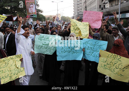 I membri di nuovi insegnanti comitato di azione di contenimento sono manifestazione di protesta contro il mancato pagamento dei loro stipendi dovuti a Karachi press club il giovedì, 28 dicembre 2017. Foto Stock