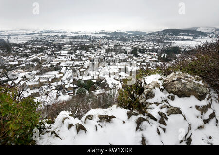 Settle, North Yorkshire. Il 29 dicembre, 2017. Meteo invernali. La città mercato di stabilirsi in Yorkshire Dales dopo una notte di nevicata. Visto da Castleberg le rocce che si affacciano sulla città. Credito: John Bentley/Alamy Live News Foto Stock