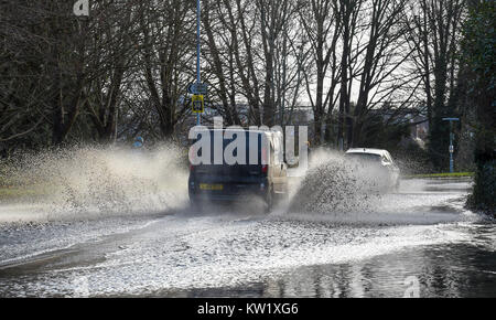 Lewes Sussex, Regno Unito. 29 Dic, 2017. Renault Trafic furgone aziona attraverso alluvione sulla A275 in Lewes oggi dopo heavy rain . Parti della Gran Bretagna sono ancora alle prese con neve e ghiaccio ma nel sud le temperature salgono Credito: Simon Dack/Alamy Live News Foto Stock