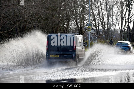 Lewes Sussex, Regno Unito. 29 Dic, 2017. Renault Trafic furgone aziona attraverso alluvione sulla A275 in Lewes oggi dopo heavy rain . Parti della Gran Bretagna sono ancora alle prese con neve e ghiaccio ma nel sud le temperature salgono Credito: Simon Dack/Alamy Live News Foto Stock