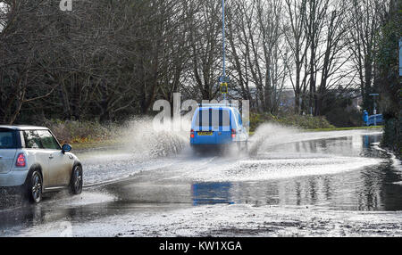 Lewes Sussex, Regno Unito. 29 Dic, 2017. Unità di traffico attraverso l'alluvione sulla A275 in Lewes oggi dopo heavy rain . Parti della Gran Bretagna sono ancora alle prese con neve e ghiaccio ma nel sud le temperature salgono Credito: Simon Dack/Alamy Live News Foto Stock