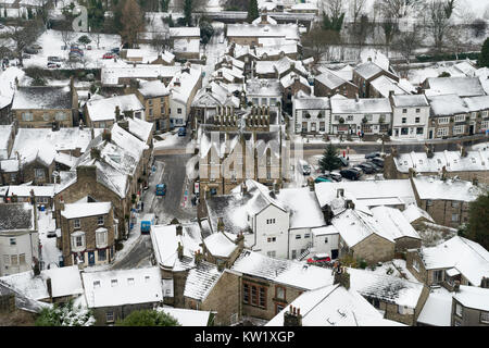 Settle, North Yorkshire. Il 29 dicembre, 2017. Meteo invernali. La città mercato di stabilirsi in Yorkshire Dales dopo una notte di nevicata. Visto da Castleberg le rocce che si affacciano sulla città. Credito: John Bentley/Alamy Live News Foto Stock