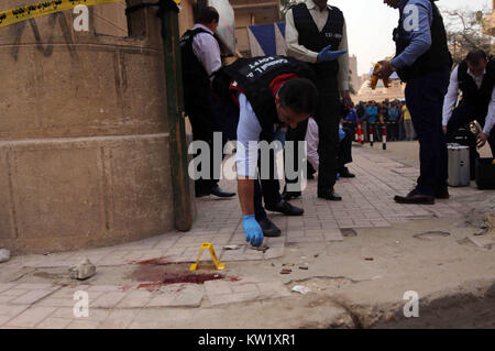 Helwan al Cairo, Egitto. 29 Dic, 2017. Egiziano poliziotti forense ispezionare il sito di una pistola di attacco sul Mar Mina chiesa nel distretto di Helwan sulla periferia del Cairo, il 29 dicembre 2017. Un pistolero aperto il fuoco contro una chiesa uccidendo almeno nove persone prima di poliziotti hanno sparato morto, i media di stato e i funzionari di detto credito: Amr Sayed/immagini APA/ZUMA filo/Alamy Live News Foto Stock