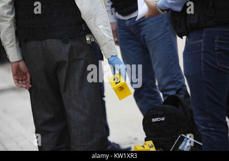 Helwan al Cairo, Egitto. 29 Dic, 2017. Egiziano poliziotti forense ispezionare il sito di una pistola di attacco sul Mar Mina chiesa nel distretto di Helwan sulla periferia del Cairo, il 29 dicembre 2017. Un pistolero aperto il fuoco contro una chiesa uccidendo almeno nove persone prima di poliziotti hanno sparato morto, i media di stato e i funzionari di detto credito: Amr Sayed/immagini APA/ZUMA filo/Alamy Live News Foto Stock