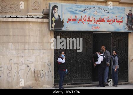 Helwan al Cairo, Egitto. 29 Dic, 2017. Egiziano poliziotti forense ispezionare il sito di una pistola di attacco sul Mar Mina chiesa nel distretto di Helwan sulla periferia del Cairo, il 29 dicembre 2017. Un pistolero aperto il fuoco contro una chiesa uccidendo almeno nove persone prima di poliziotti hanno sparato morto, i media di stato e i funzionari di detto credito: Amr Sayed/immagini APA/ZUMA filo/Alamy Live News Foto Stock