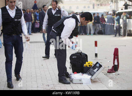 Helwan al Cairo, Egitto. 29 Dic, 2017. Egiziano poliziotti forense ispezionare il sito di una pistola di attacco sul Mar Mina chiesa nel distretto di Helwan sulla periferia del Cairo, il 29 dicembre 2017. Un pistolero aperto il fuoco contro una chiesa uccidendo almeno nove persone prima di poliziotti hanno sparato morto, i media di stato e i funzionari di detto credito: Amr Sayed/immagini APA/ZUMA filo/Alamy Live News Foto Stock