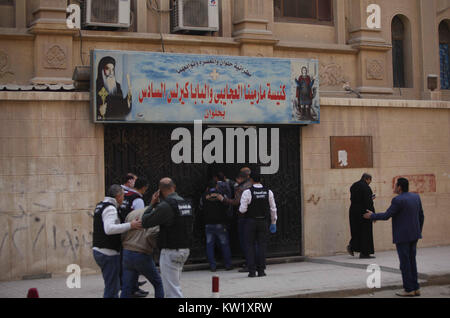 Helwan al Cairo, Egitto. 29 Dic, 2017. Egiziano poliziotti forense ispezionare il sito di una pistola di attacco sul Mar Mina chiesa nel distretto di Helwan sulla periferia del Cairo, il 29 dicembre 2017. Un pistolero aperto il fuoco contro una chiesa uccidendo almeno nove persone prima di poliziotti hanno sparato morto, i media di stato e i funzionari di detto credito: Amr Sayed/immagini APA/ZUMA filo/Alamy Live News Foto Stock