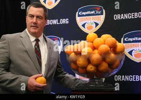 Ft. Lauderdale, FL, Stati Uniti d'America. 29 Dic, 2017. Università di Wisconsin coach Paolo Chyst durante un'Orange Bowl allenatori news conferenza presso il Renaissance Fort Lauderdale Cruise Port hotel in Fort Lauderdale Venerdì, Dicembre 29, 2017. Amy Beth Bennett, Sun Sentinel Credito: Sun-Sentinel/ZUMA filo/Alamy Live News Foto Stock