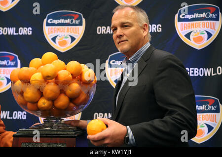 Ft. Lauderdale, FL, Stati Uniti d'America. 29 Dic, 2017. Università di Miami allenatore Mark Richt durante un'Orange Bowl allenatori news conferenza presso il Renaissance Fort Lauderdale Cruise Port hotel in Fort Lauderdale Venerdì, Dicembre 29, 2017. Amy Beth Bennett, Sun Sentinel Credito: Sun-Sentinel/ZUMA filo/Alamy Live News Foto Stock