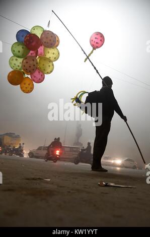 Di Allahabad, Uttar Pradesh, India. 29 Dic, 2017. Di Allahabad: un fornitore indiano attendere i clienti durante un freddo e la nebbia notte in Allahabad. Credito: Prabhat Kumar Verma/ZUMA filo/Alamy Live News Foto Stock