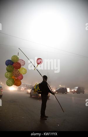 Di Allahabad, Uttar Pradesh, India. 29 Dic, 2017. Di Allahabad: un fornitore indiano attendere i clienti durante un freddo e la nebbia notte in Allahabad. Credito: Prabhat Kumar Verma/ZUMA filo/Alamy Live News Foto Stock