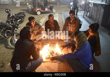 Di Allahabad, Uttar Pradesh, India. 29 Dic, 2017. Di Allahabad: Indiano persone sedersi intorno bonefire ad essere calda durante una notte fredda in Allahabad. Credito: Prabhat Kumar Verma/ZUMA filo/Alamy Live News Foto Stock