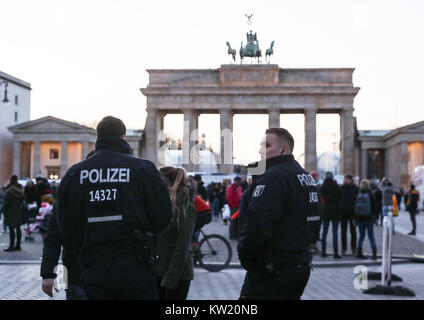 Berlino, Germania. 29 Dic, 2017. Due poliziotti di guardia davanti alla Porta di Brandeburgo a Berlino, capitale della Germania, il 29 dicembre 2017. Diverse città tedesche hanno annunciato strette misure di sicurezza in preparazione per i loro rispettivi cenone di fine anno questo fine settimana. Credito: Shan Yuqi/Xinhua/Alamy Live News Foto Stock