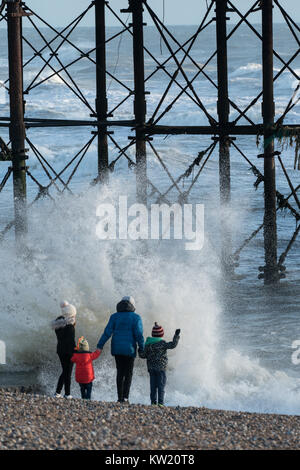 Brighton, Regno Unito. Il 29 dicembre, 2017. Una vista di maltempo sulla spiaggia di Brighton. Foto Data: Venerdì, 29 dicembre 2017. Foto: Roger Garfield/Alamy Live News Foto Stock