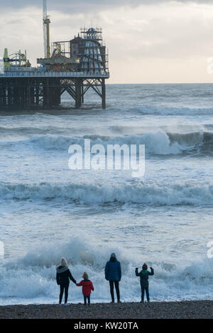 Brighton, Regno Unito. Il 29 dicembre, 2017. Una vista di maltempo sulla spiaggia di Brighton. Foto Data: Venerdì, 29 dicembre 2017. Foto: Roger Garfield/Alamy Live News Foto Stock