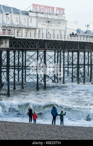 Brighton, Regno Unito. Il 29 dicembre, 2017. Una vista di maltempo sulla spiaggia di Brighton. Foto Data: Venerdì, 29 dicembre 2017. Foto: Roger Garfield/Alamy Live News Foto Stock