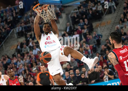 Vitoria, Spagna. Il 29 dicembre, 2017. Kyle Hines (Cska Mosca) in azione durante la partita di basket della stagione 2016/2017 di Eurolega tra Saski Baskonia e il CSKA Mosca a Fernando Buesa Arena Center su dicembre 29, 2017 a Vitoria, Spagna. ©David Gato/Alamy Live News Foto Stock