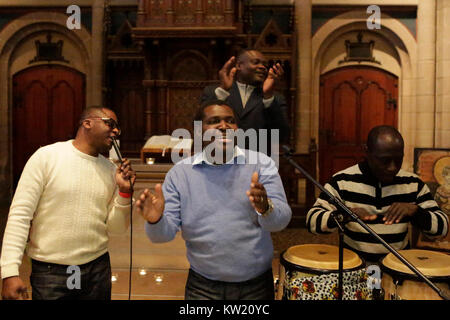 Basel, Svizzera. Il 29 dicembre 2017. I cristiani africani eseguire musica di culto nella Matthäuskirche unità è anche tenuto una conferenza stampa con alcune informazioni circa la riunione. Credito: Michael Debets/Alamy Live News Foto Stock