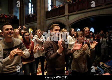 Basel, Svizzera. Il 29 dicembre 2017. Giovani Pellegrini cantano e ballano nella Matthäuskirche alla musica eseguita dai cristiani africani. L'unità ha anche tenuto una conferenza stampa con alcune informazioni circa la riunione. Credito: Michael Debets/Alamy Live News Foto Stock