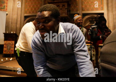 Basel, Svizzera. Il 29 dicembre 2017. I cristiani africani eseguire musica di culto nella Matthäuskirche unità è anche tenuto una conferenza stampa con alcune informazioni circa la riunione. Credito: Michael Debets/Alamy Live News Foto Stock