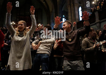 Basel, Svizzera. Il 29 dicembre 2017. Giovani Pellegrini cantano e ballano nella Matthäuskirche alla musica eseguita dai cristiani africani. L'unità ha anche tenuto una conferenza stampa con alcune informazioni circa la riunione. Credito: Michael Debets/Alamy Live News Foto Stock