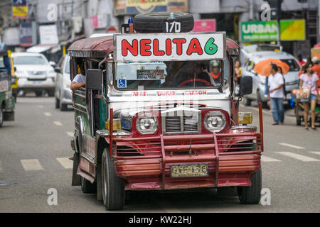 Cebu City, Filippine. Il 30 dicembre, 2017. A partire da gennaio 2018 il Dipartimento dei trasporti (DOTr) nelle Filippine inizierà a rimuovere jeepneys che sono almeno quindici anni dalle strade come parte del governo di modernizzazione dei trasporti programma.Il PUV programma di modernizzazione mira ad eliminare gradualmente le vecchie e fatiscenti jeepneys e sostituirli con alta qualità dei sistemi di trasporto che sono rispettosi dell'ambiente e hanno una maggiore capacità. Credito: galleria immagini2/Alamy Live News Foto Stock