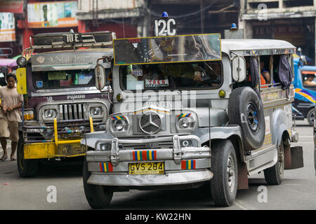 Cebu City, Filippine. Il 30 dicembre, 2017. A partire da gennaio 2018 il Dipartimento dei trasporti (DOTr) nelle Filippine inizierà a rimuovere jeepneys che sono almeno quindici anni dalle strade come parte del governo di modernizzazione dei trasporti programma.Il PUV programma di modernizzazione mira ad eliminare gradualmente le vecchie e fatiscenti jeepneys e sostituirli con alta qualità dei sistemi di trasporto che sono rispettosi dell'ambiente e hanno una maggiore capacità. Credito: galleria immagini2/Alamy Live News Foto Stock