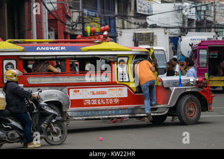 Cebu City, Filippine. Il 30 dicembre, 2017. A partire da gennaio 2018 il Dipartimento dei trasporti (DOTr) nelle Filippine inizierà a rimuovere jeepneys che sono almeno quindici anni dalle strade come parte del governo di modernizzazione dei trasporti programma.Il PUV programma di modernizzazione mira ad eliminare gradualmente le vecchie e fatiscenti jeepneys e sostituirli con alta qualità dei sistemi di trasporto che sono rispettosi dell'ambiente e hanno una maggiore capacità. Credito: galleria immagini2/Alamy Live News Foto Stock