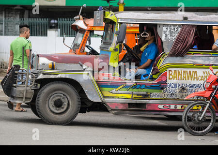 Cebu City, Filippine. Il 30 dicembre, 2017. A partire da gennaio 2018 il Dipartimento dei trasporti (DOTr) nelle Filippine inizierà a rimuovere jeepneys che sono almeno quindici anni dalle strade come parte del governo di modernizzazione dei trasporti programma.Il PUV programma di modernizzazione mira ad eliminare gradualmente le vecchie e fatiscenti jeepneys e sostituirli con alta qualità dei sistemi di trasporto che sono rispettosi dell'ambiente e hanno una maggiore capacità. Credito: galleria immagini2/Alamy Live News Foto Stock