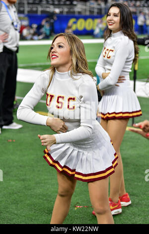 Arlington, Texas, Stati Uniti d'America. Il 29 dicembre, 2017. USC cheerleader durante un NCAA Football gioco tra la USC Trojans e la Ohio State Buckeyes al buon anno Cotton Bowl di AT&T Stadium di Arlington, Texas. Credito: Cal Sport Media/Alamy Live News Foto Stock