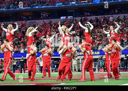 Arlington, Texas, Stati Uniti d'America. Il 29 dicembre, 2017. Ohio State cheerleaders durante un NCAA Football gioco tra la USC Trojans e la Ohio State Buckeyes al buon anno Cotton Bowl di AT&T Stadium di Arlington, Texas. Credito: Cal Sport Media/Alamy Live News Foto Stock