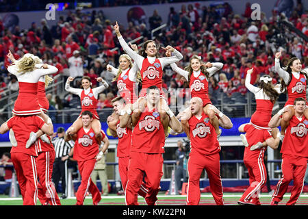 Arlington, Texas, Stati Uniti d'America. Il 29 dicembre, 2017. Ohio State cheerleaders durante un NCAA Football gioco tra la USC Trojans e la Ohio State Buckeyes al buon anno Cotton Bowl di AT&T Stadium di Arlington, Texas. Credito: Cal Sport Media/Alamy Live News Foto Stock