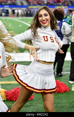 Arlington, Texas, Stati Uniti d'America. Il 29 dicembre, 2017. USC cheerleader durante un NCAA Football gioco tra la USC Trojans e la Ohio State Buckeyes al buon anno Cotton Bowl di AT&T Stadium di Arlington, Texas. Credito: Cal Sport Media/Alamy Live News Foto Stock