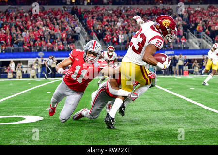 Arlington, Texas, Stati Uniti d'America. Il 29 dicembre, 2017. USC Trojans wide receiver Velus Jones Jr. (23) cerca di eludere la Ohio State Buckeyes difensivo fine Jalyn Holmes (11) durante un NCAA Football gioco tra la USC Trojans e la Ohio State Buckeyes al buon anno Cotton Bowl di AT&T Stadium di Arlington, Texas. Credito: Cal Sport Media/Alamy Live News Foto Stock