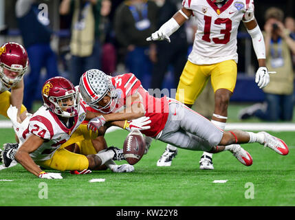 Arlington, Texas, Stati Uniti d'America. Il 29 dicembre, 2017. Ohio State Buckeyes sicurezza Pryor Isaia (14) fumbles una sfera punted come USC Trojans cornerback Isaia Langley (24) tenta di prelevare la sfera allentati durante un NCAA Football gioco tra la USC Trojans e la Ohio State Buckeyes al Cotton Bowl di AT&T Stadium di Arlington, Texas. Credito: Cal Sport Media/Alamy Live News Foto Stock