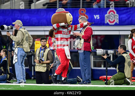 Arlington, Texas, Stati Uniti d'America. Il 29 dicembre, 2017. Ohio State mascotte durante un NCAA Football gioco tra la USC Trojans e la Ohio State Buckeyes al Cotton Bowl di AT&T Stadium di Arlington, Texas. Credito: Cal Sport Media/Alamy Live News Foto Stock