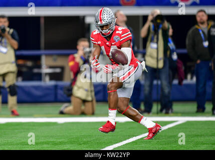 Arlington, Texas, Stati Uniti d'America. Il 29 dicembre, 2017. Ohio State Buckeyes sicurezza Pryor Isaia (14) fumbles una sfera punted durante un NCAA Football gioco tra la USC Trojans e la Ohio State Buckeyes al Cotton Bowl di AT&T Stadium di Arlington, Texas. Credito: Cal Sport Media/Alamy Live News Foto Stock