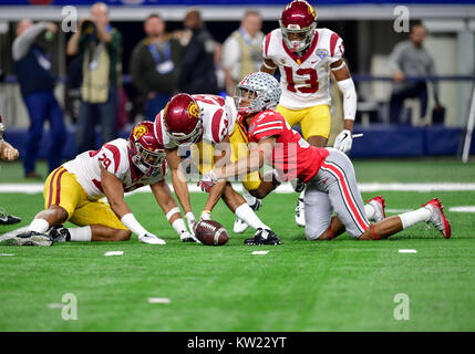 Arlington, Texas, Stati Uniti d'America. Il 29 dicembre, 2017. Ohio State Buckeyes sicurezza Pryor Isaia (14) fumbles una sfera punted come USC Trojans cornerback Isaia Langley (24) tenta di prelevare la sfera allentati durante un NCAA Football gioco tra la USC Trojans e la Ohio State Buckeyes al Cotton Bowl di AT&T Stadium di Arlington, Texas. Credito: Cal Sport Media/Alamy Live News Foto Stock