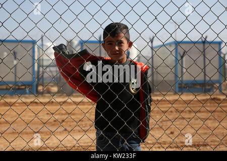 La Giordania. Xxi gen, 2017. Un bambino pone dietro una recinzione in Zaatari Refugee Camp, il più grande campo per rifugiati siriano, che ha aperto nel 2012. Si sta gradualmente trasformando in un insediamento permanente.Attualmente ci sono oltre 700.000 profughi siriano in Giordania in fuga dal conflitto in casa nazione che ha iniziato a partire dal 2011. Credito: Sally Hayden/SOPA/ZUMA filo/Alamy Live News Foto Stock